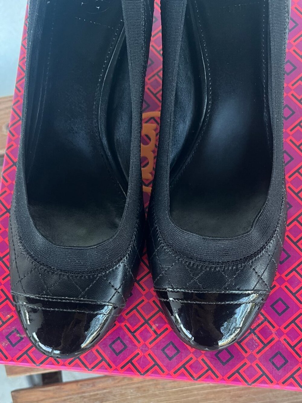Tory Burch Carrie 55mm Quilted Leather Cap Toe Pump Black Gold Logo Size 9.5 EUC - Picture 4 of 13